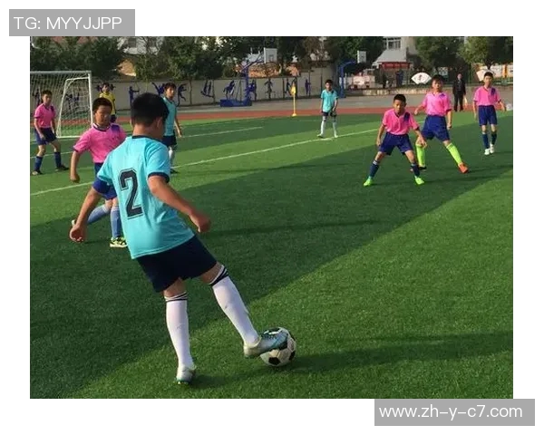 年轻帅气足球球星赛场英姿勃发展现无与伦比的青春风采与运动魅力